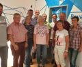 Bild: bsc
Der Leiter des „Bayern-Lab“ Wunsiedel, Stefan Philipp (links), führte Mitglieder der Kolpingsfamilie durch eines der dreizehn modernsten IT-Labore in Bayern. Im Bild ein Teil der Teilnehmergruppe der Kolpingsfamilie Friedenfels.