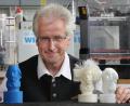 Bild: Wolfgang Steinbacher
Industrie 4.0 für den Mittelstand: Professor Dr. - Ing. Wolfgang Blöchl von der OTH Amberg-Weiden will Digitaltechniken kleineren und mittelständischen Unternehmen der Region zugänglich machen. Albert Einstein darf als Demonstrationsobjekt für den 3-D-Druck herhalten.