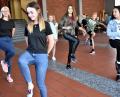 Bild: rgr
Bei "Verein macht Schule" zeigen die Tanzmädels der SV TuS/DJK den Schülern erste Schritte.