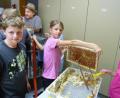 Bild: no
Beim Honigschleudern sind die Schüler der Arbeitsgemeinschaft Bienen mit Begeisterung bei der Sache.
