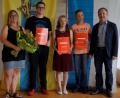 Bild: arw
Lehrerin Alexandra Ertl (links) und Rektor Rainer Hetz (rechts) verabschieden Fabian Bäumler, Sven Becker und Anna-Lena Schricker (von links).
