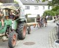 Bild: fsb
Der Pirker Baum wird mit dem Bulldog herantransportiert.