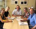 Bild: aps 
Susanne Michallok (Sachbearbeiterin des gemeindlichen Kindergartens), Kindergartenleitung Marina Hildebrand, Bürgermeister Josef Gilch, Geschäftsleitung Liane Kern und Architekt Erhard Retzer (von links) beim ersten Planungsgespräch für den Neubau der Kinderkrippe in Ebermannsdorf.