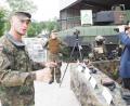 Bild: bl
Bundestagsabgeordneter Karl Holmeier (rechts) testet die optische Ausrüstung der Bundeswehr und staunt über ein Fernglas, mit dem man 25 Kilometer weit sehen kann. Im Hintergrund der Panzer "Puma", der seit dem vergangenen Jahr Geräte aus den 70er Jahren ersetzt.
