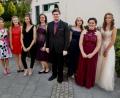 Bild: usc
Schulleiterin Brigitte Conchedda (links) mit den Schulbesten des Entlassungsjahrgangs 2019 (von links): Emily Landel, Hannah Feil, Erika Groß, Maximilian Delling, Meagan Tanascu, Lea Rohde und Sophie Burgdorf.