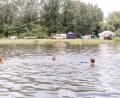 Bild: bk
Drei verschiedene Abzeichen erwerben 72 Teilnehmer beim Totenkopfschwimmen auf dem Baggerweiher.