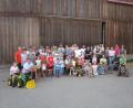 Bild: exb
Die große Besuchergruppe auf dem Hof der Familie Grillmeier in Pechofen.