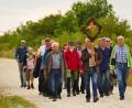 Bild: bö
Auch in diesem Jahr pilgerte wieder eine Wallfahrtsgruppe aus Schmidmühlen zum Skapulierfest nach Hohenfels - einmal quer durch den Truppenübungsplatz.