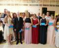 Bild: bnr
Zieleinlauf für den Abschlussjahrgang 2018/2019 an der Landgraf-Ulrich-Mittelschule. Das Foto zeigt die besten Absolventen der Klasse 10bM mit ihrem Klassenlehrer Oliver Fröhlich (hinten rechts) und den Ehrengästen.