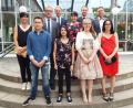 Bild: e
Die Jahrgangsbesten der Luitpoldschule Amberg (vorne von links): Nicolas Ippisch (Note 2,11) Narissa Radowan (2,2), Luisa Sklarz (1,56) und Melissa Dotzler (2,3) zusammen mit Schulleiterin Maria Schuller (Mitte), Stephan Tischer als Vertreter des Schulamts, Wolfgang Dersch als Vertreter der Stadt und Lehrern.