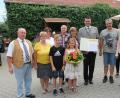 Bild: frd
Landrat Thomas Ebeling (Vierter von rechts) überreichte an die Familie Schafbauer die Urkunden, worüber sich auch Dritter Bürgermeister Josef Mösbauer (links) und Tourismusexpertin Alexandra Beier (rechts) freuten.