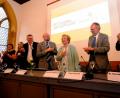 Bild: Stephan Huber
Stehend spendete am Schluss des Festakts der gesamte Saal inklusive dem Podium Applaus für Maria Geiss-Wittmann (Dritte von rechts), deren Einsatz das Moses-Projekt gegen alle Widerstände verwirklicht hatte.