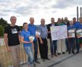 Bild: fz
Alexander Radlbeck (Dritter von links), Tachovs Bürgermeister Ladislav Macak (Vierter von links), Bürgermeister Thomas Meiler (Fünter von links), Landrat Andreas Meier (Sechster von rechts) und die Verantwortlichen präsentieren die Pirker Zoigltour.