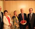 Bild: den
Schriftführer Anton Buschette, Kreisvorsitzende Brigitte Scharf (von links) und Vorsitzender Robert König beglückwünschen Bürgermeister und -kandidat Peter König (mit Ehefrau Waltraud, von rechts) zum eindeutigen Wahlergebnis.