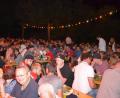 Bild: fla
Bis auf den letzten Platz besetzt - im vergangenen Jahr finden viele Vohenstraußer den Weg zum Weinfest. Auch zahlreiche "Auswärtige" folgen der Einladung.