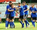 Bild: Werner Franken
Jubel nach dem Siegtreffer: Die Mannschaftskollegen umarmen Fabian Helleder (Zweiter von links), den Torschützen zum 2:1-Sieg der SpVgg SV Weiden in Aiglsbach.
