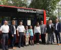 Bild: Dreifaltigkeits-Grundschule/exb
Das neue Plakat in den Bussen wird ab September die Autofahrer zur Vorsicht aufrufen. Von links: Oberkommissar Horst Strehl, Rektorin Marion Ott, Polizeidirektor Thomas Lachner, die Preisträger Max Jüntgen und Leopold Dirschl, Sabine Rappl vom Zweckverband Nahverkehr Amberg-Sulzbach, Stefan Schmidt (AOK), Gernot Schötz (Kreisverkehrswacht), Helmuth Pfeffer (RBO) und Schulrat Stephan Tischer.