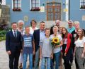 Bild: exb
Symbolkraft hat das Gruppenbild vor dem Rathaus. "Da will ich rein", sagt CSU-Bürgermeisterkandidat Marcus Gradl (Fünfter von links) nach der Nominierungsversammlung im Kreise seiner Familie und der politischen Freunde und Weggefährten.