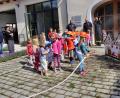 Bild: ds
Erstaunlich schnell entwickeln die Kinder die erforderliche Zielgenauigkeit beim Löschen mit der Kübelspritze.