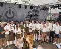 Bild: mmj
Sie stoßen auf das Gründungsfest an: Ehrenvorstand Karl Schwarz (links), Vorsitzender Andreas Bauer (Dritter von links), Braumeister Martin Spießl und Verkaufsleiter Markus Lernbecher (Brauerei Jacob/Fünfter und Sechster von links) mit aktuellen und ehemaligen Vorstandsmitgliedern des Burschenvereins.