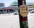 Bild:  Peter Kneffel/dpa
Ein Holzkreuz mit einem Schild und der Aufschrift "Warum nur! - 22.07.2016" hängt vor dem Eingang zum Olympia-Einkaufszentrum (OEZ).