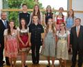 Bild: dob
Christina Bartmann aus Hagendorf und Elisabeth Stangl aus Eslarn (vorne, von rechts) beenden ihre Realschulzeit mit dem Notendurchschnitt von 1,0. Sie erhielten wie alle anderen acht Schulbesten einen Geldpreis des Landkreises. Schulleiter Andreas Meier (rechts) und Landrat Andreas Meier (links) gratulieren.
