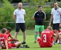 Bild: A. Schwarzmeier
Pfreimds Trainer Tobias Bernklau (stehend rechts) hatte nach der 1:3-Heimniederlage gegen Grafenwöhr Redebedarf.