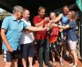 Bild: pi
Manfred Janker, Sven Thalhauser, Peter Ertl, Ingrid Grad, Thomas Graf und Anja Thalhauser (von links) stoßen auf ein gelungenes Werk an.