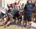 Bild: sön
Armschmalz war beim Baumaufstellen gefragt und der Schweiß floss in Strömen.