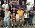 Bild: nbu
Die erfolgreichen Teams bei der Siegerehrung im Festzelt.