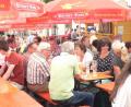 Bild: lep
Gute Gespräche, Blasmusik und Sonnenschein: Der Biergarten am Marktplatz ist bei den Gästen beliebt.