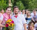 Bild: Christian Skiefe
Tina Bayer und Adrian Lutter grüßen als Oberkirwapaar 2019 in Etzelwang.