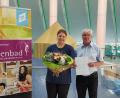 Bild: exb
Sibyllenbad-Leiter Gerhard Geiger gratulierte Anna-Lena Mickisch zur bestandenen Abschlussprüfung.