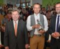 Bild: dob
Studienrat Walter Schmalzl (Mitte) verabschiedet sich mit dem Ablauf des Schuljahres in den wohlverdienten Ruhestand. Jetzt kann er seinen Hobbys nachgehen. Realschuldirektor Andreas Meier (links) und Konrektor Kilian Graber (rechts) lassen ihn nur ungern ziehen.