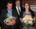 Bild: heb
Nachdem die Töchter die Schule verließen, wurden der langjährige Elternbeiratsvorsitzende Mario Franz (links) und Elternbeirätin Monika Santl (rechts) von Rektor Wilhelm Trisl bei der Entlassfeier verabschiedet.