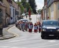 Bild: kaz
Pfarrer Konrad Amschl, Ministranten und die Familien empfangen die Fußwallfahrer an der Einmündung Berndorfer/Bayreuther Straße und begleiten sie ) zum Gotteshaus.