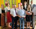 Bild: mab
Die fünf Jahrgangsbesten mit einer Eins vor dem Komma wurden mit Geschenken bedacht. Elternbeiratsvorsitzende Beate Auer, Klassenlehrerin Angela Dausch, Rektor Siegfried Seeliger (vorne von links), Bürgermeister Hans Prechtl (Zweiter von rechts) und Konrektor Manfred Bösl (rechts) gratulierten zum Erfolg.