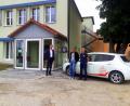 Bild: aja
Den Strom für das gemeindeeigene E-Mobil kommt aus der Photovoltaik, berichten (links) Bürgermeister Hans-Jürgen Strehl und (rechts) Geschäftsstellenleiter Andreas Kredler dem Klimaschutz-Koordinator des Landkreises, Joachim Scheid.