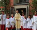Bild: Susanne Forster
Weihbischof Reinhard Pappenberger wartet vor dem Beginn des Festgottesdienstes auf die Ankunft des Kirchenzugs der Vereine.