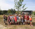 Bild: den
Die Schüler der Klassen 4a und 4b mit ihren Klassenleiterinnen Ulrike Weiß (4a) und Rektorin Sigrid Reger-Scharf (4b) mit Bürgermeister Uli Roth, gruppiert um die neu gepflanzte Flatterulme.