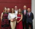 Bild: exb
Schulleiter Thomas Schiller (von rechts) und Landrats-Stellvertreter Arnold Kimmerl zeichneten die Jahrgangsbesten Tanja Böhm, Ronja Eibl und Sophie Blümling aus. Es gratulierten Ralf Bormann vom Berufsschulzentrum Schwandorf (hinten, Mitte) und Dritter Bürgermeister Peter Forster.