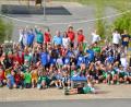 Bild: hcz
Fröhlich im Vereins-Trikot: die Schüler der Rehbühl-Grundschule mit (hinten, Mitte) BLSV-Vorsitzender Ernst Werner und Rektorin Tanja Willax-Nickl.
