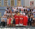 Bild: frd
77 junge Christen aus der Pfarrei Oberviechtach haben am Samstag aus der Hand von Domkapitular Johann Ammer (Bildmitte) das Sakrament der Hl. Firmung empfangen.
