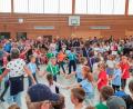 Bild: Sibylle Sandner/exb
Einer der zahlreichen Beiträge des Jubiläumsfestes der Albert-Schweitzer-Grundschule: Tanz der Klasse 1a und der Partnerklasse aus der Rupert-Egenberger-Schule zu „Idas Sommerlied“.