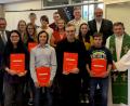 Bild: omu
Bürgermeister Günter Stich, Pfarrer Wilfried Römischer, zweiter Bürgermeister Alexander Sailer, Sonja Ullamann, Rektor Gerhard Steiner und Pfarrer Max Früchtl gratulierten Mandy Voigtritter, Janina Windschügel, Lena Lindner, Lukas Streit, Jason Gleißner, Emilia Eschenbecher, David Haberkorn, Marcel Scheck, Jonathan List, Antonia Wenzl und David Hartmann zum gelungenen Schulabschluss.