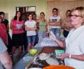 Bild: tkr
Gutes Brot fängt bei den hochwertigen Zutaten an und so erklärte Referentin Maria Münz auch verschiedenen Mehltypen, Hefe und Sauerteig als Grundzutaten.