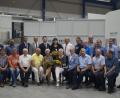 Bild: arw
Dr. Wolfgang Baumann (stehend, links) ehrt gemeinsam mit Florian Rieder (IHK), Betriebsleiter Georg Bauer und Dr. Matthias Baumann 29 Betriebsangehörige. Gerd Meier (Stehend von rechts, Siebter) und Alfons Huber (Sitzend von links, Dritter) gehören 43 Jahre dem Unternehmen Rofitec an.