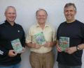 Bild: haa
Bei der letzten Sitzung des Festausschusses der Feuerwehr Fronhof wurde die Festschrift mit Heimatbuch von Festleiter Peter Böckl präsentiert. Unser Bild zeigt die beiden Festleiter Peter Böckl (rechts) und Alfons Schmitzer jun. (links) zusammen mit Autor Hermann Haas.
