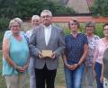 Bild: rha
Im Rahmen des Sommerfestes lässt das Vorstandsteam des Frauenbundes Vilseck der Notfallseelsorge eine Unterstützung zukommen. (Von links): Sprecherin Monika Mrosek, Sigrid Steffey (verdeckt), Susanne Liermann, Diakon Dieter Gerstacker, Christine Schedl, Elisabeth Englhardt, Sonja Stubenvoll, Anita Hentsche und Sonja Andraschko.