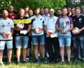 Bild: Josef Maier
Bei der Fairnesspokalverleihung zeichneten „Der neue Tag/Amberger Zeitung“ 16 Mannschaften des Fußballkreises Amberg/Weiden für ihre faire Spielweise in der Saison 2018/19 aus. Unser Bild zeigt die Vereinsvertreter mit den bei der Ehrung anwesenden Funktionären aus dem Kreis Amberg/Weiden und dem Fußballbezirk Oberpfalz.